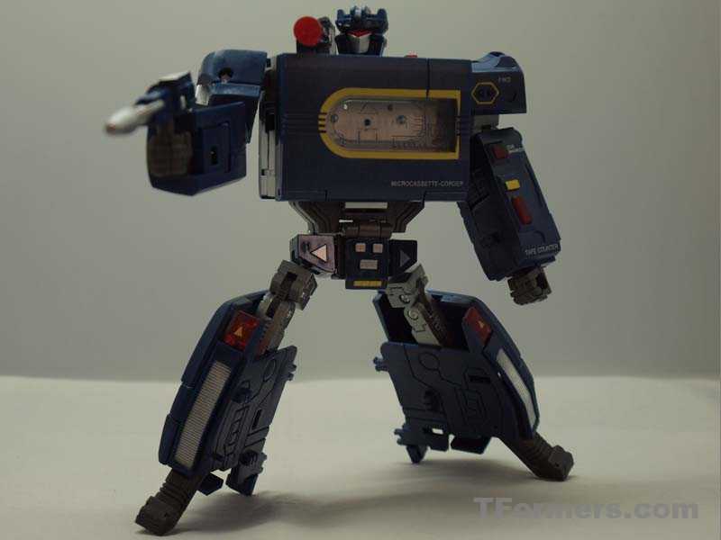 Detailed Look at BTS-04 Sonicron Figure