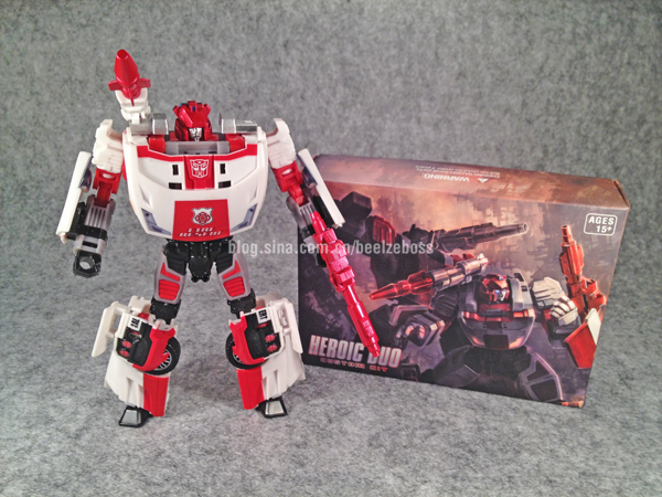 Transformers Kingdom Earth Mode Sideswipe In-Hand Images - Transformers