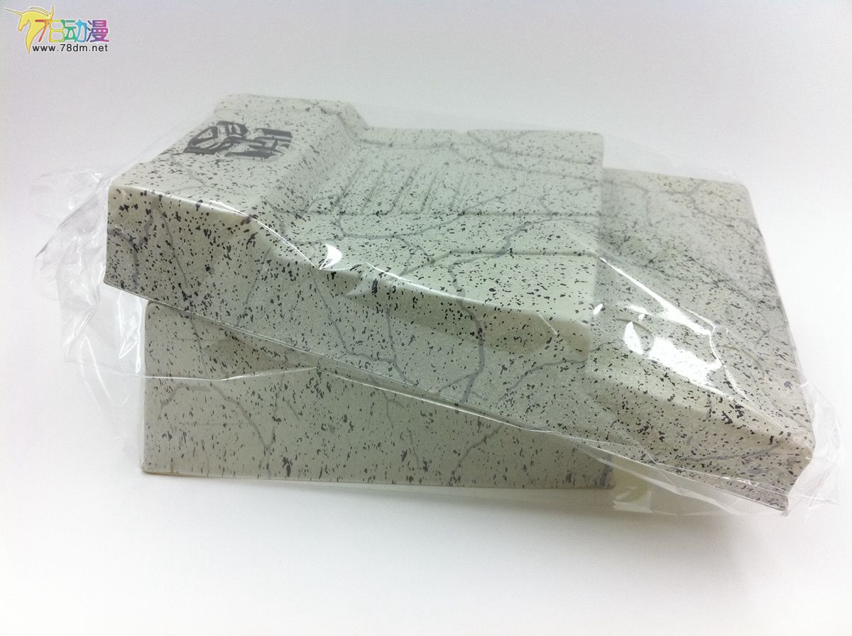 MP-08X Masterpiece King Grimlock - Photos of Asian Exclusive Throne