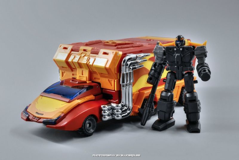 トランスフォーマー　キャリー Amazon.com | FUL Transformers 22.5 Inch Carry On Luggage, Autobots