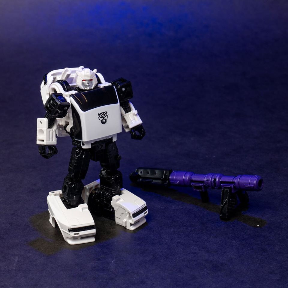 Transformers Generations Selects Bugbite In-Hand Images - Transformers