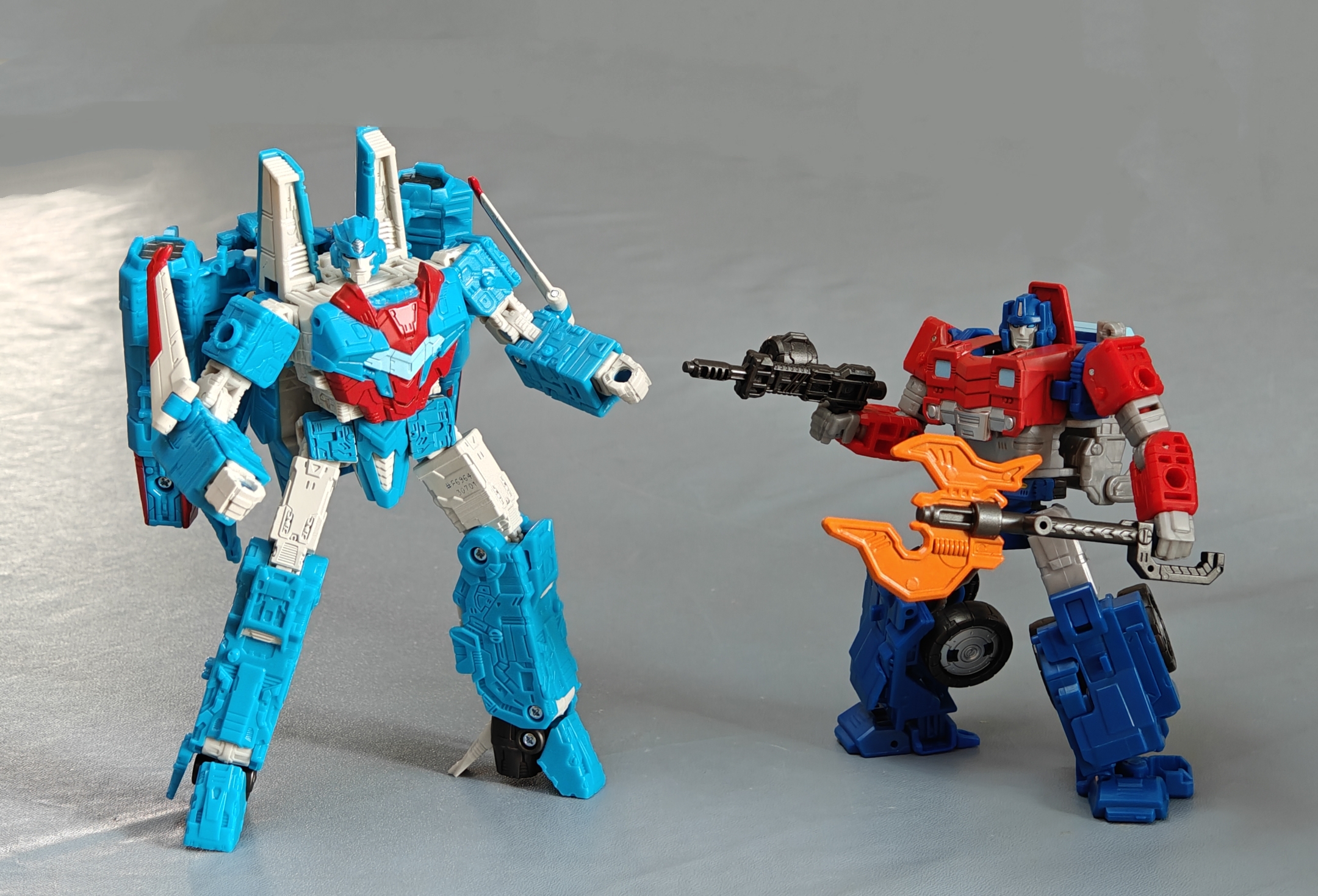 Senator Shockwave & Data Clerk Orion Pax In-Hand Images from 