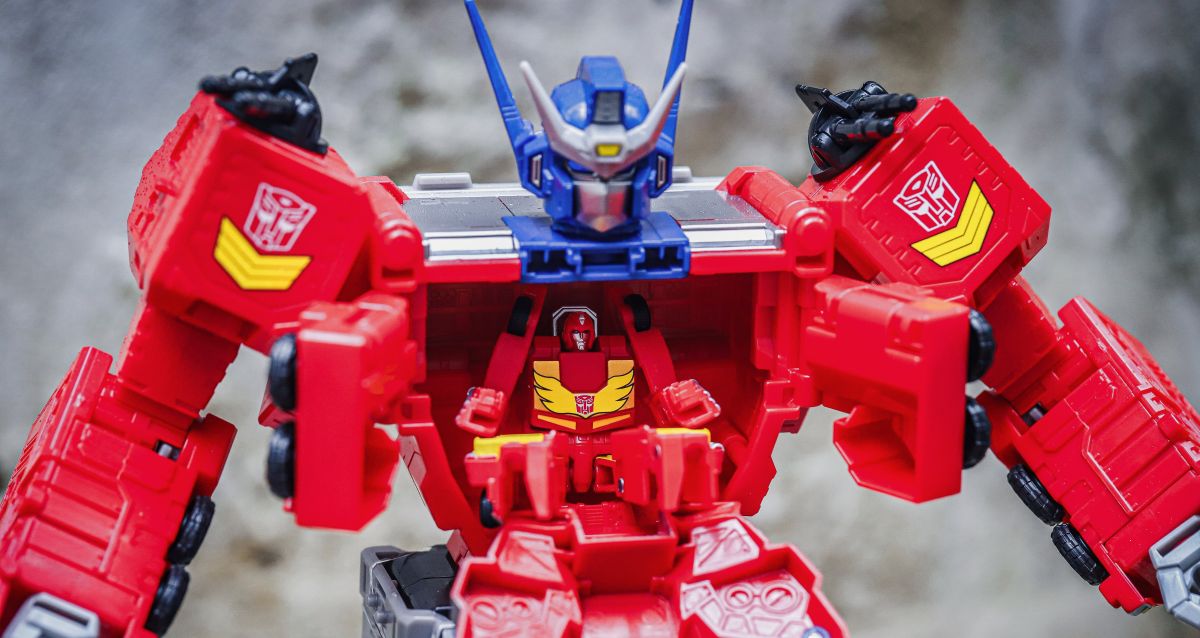 Daily Prime - Star Optimus Prime In-Hand Images of Age Of The Primes Titan