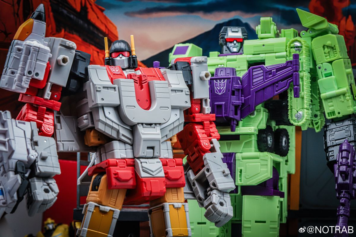 Aerialbots Silverbolt / Superion New In-Hand Images from Age Of The Primes 