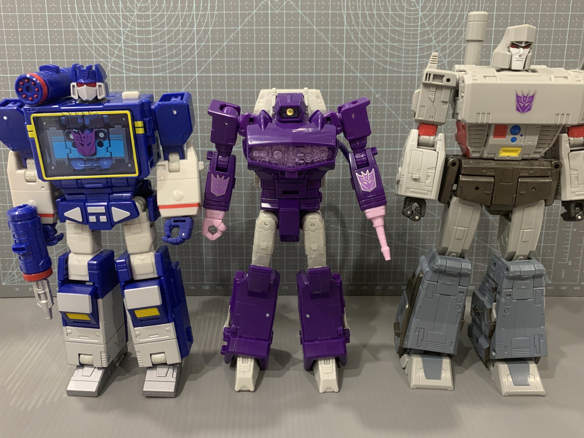 86 Shockwave & Skywarp In-Hand Images of New Transformers - Shockwave Too Short?