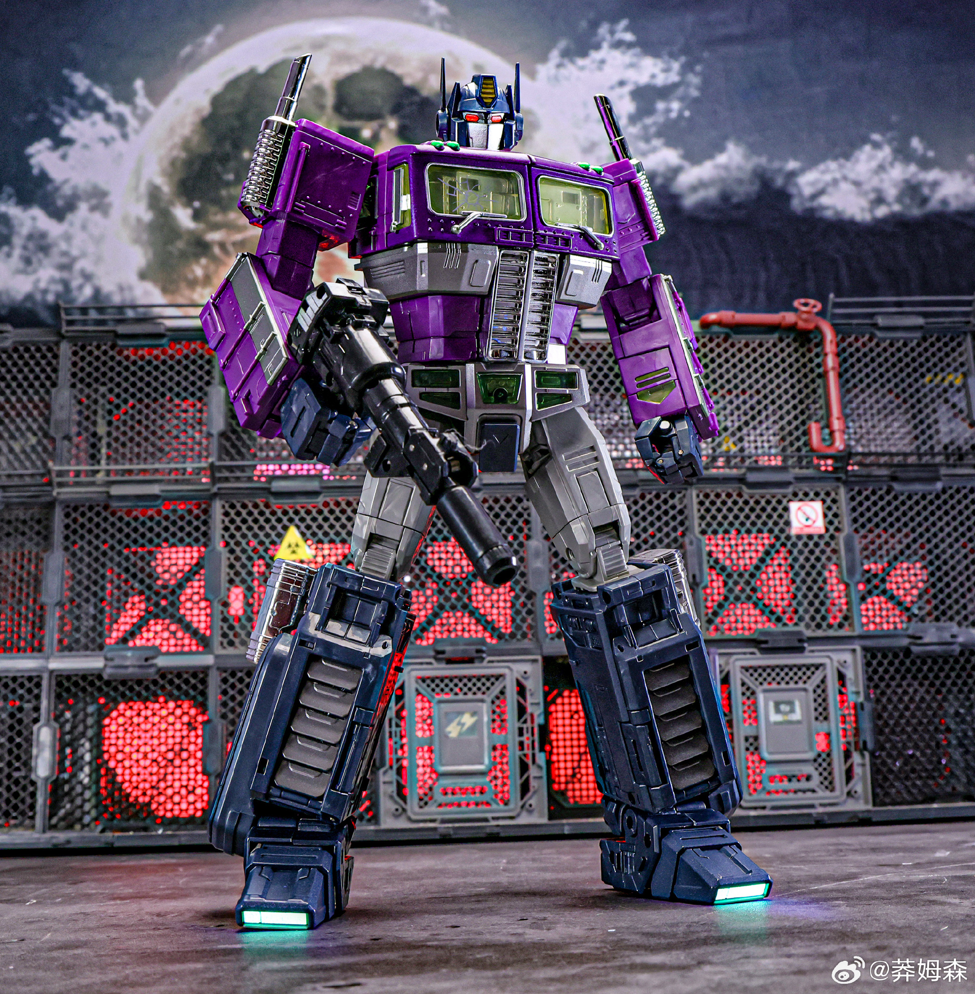 Daily Prime - Weijiang MPP10 (Oversized SG Optimus Prime) In-Hand Images For New Release Coming Soon