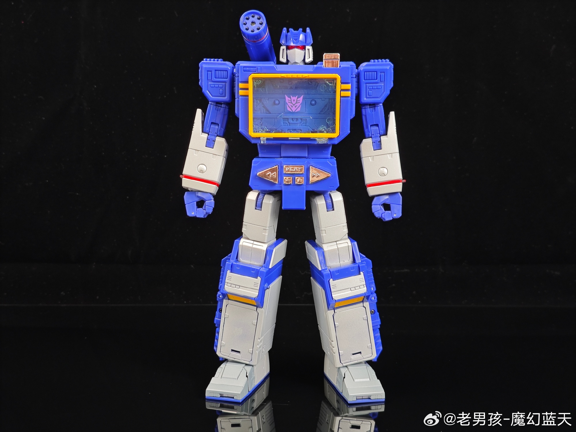 MPG-19 Soundwave & Condor / Laserbeak In-Hand Images Compared For