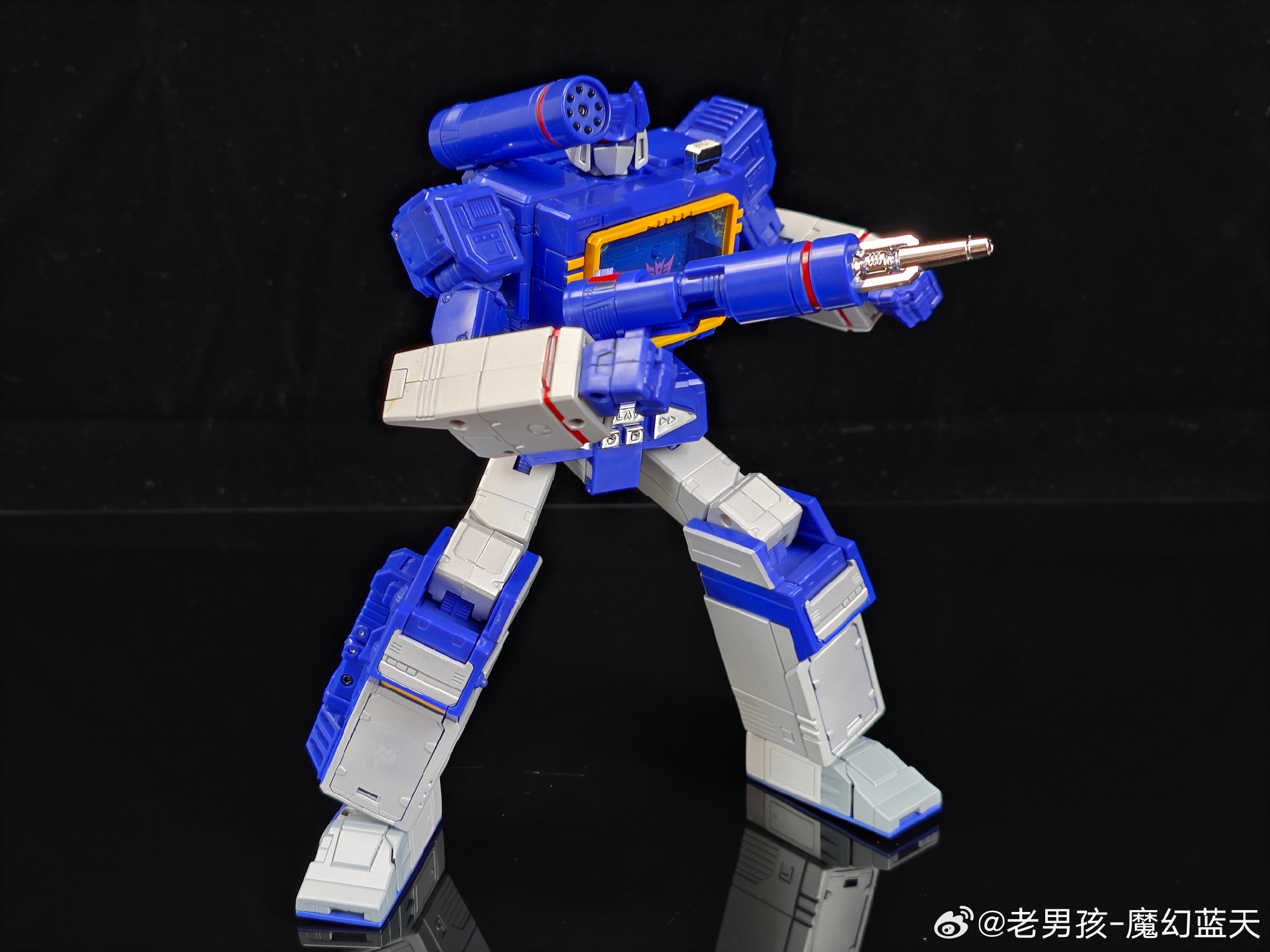 MPG-19 Soundwave & Condor / Laserbeak In-Hand Images Compared For