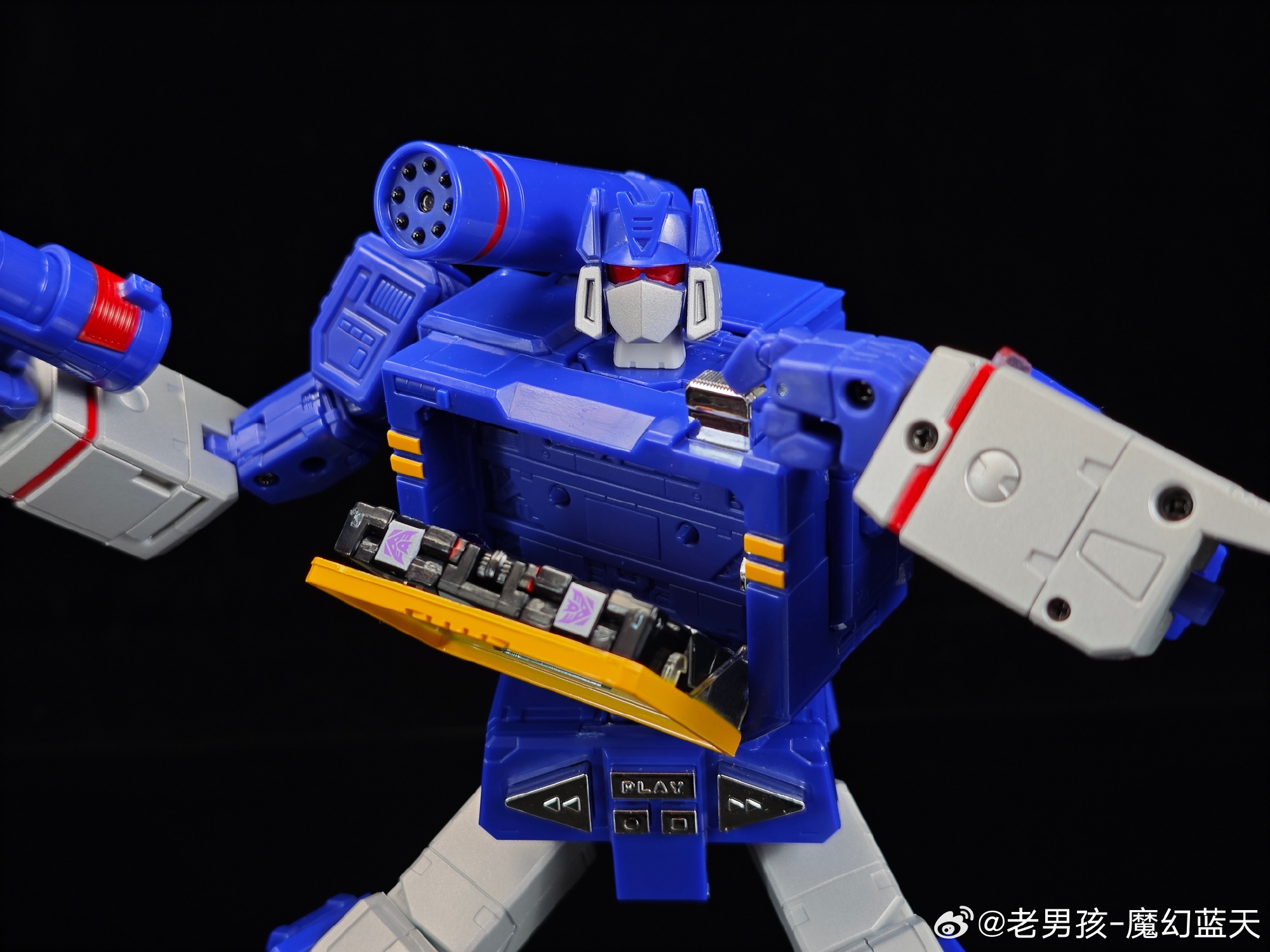 MPG-19 Soundwave & Condor / Laserbeak In-Hand Images Compared For