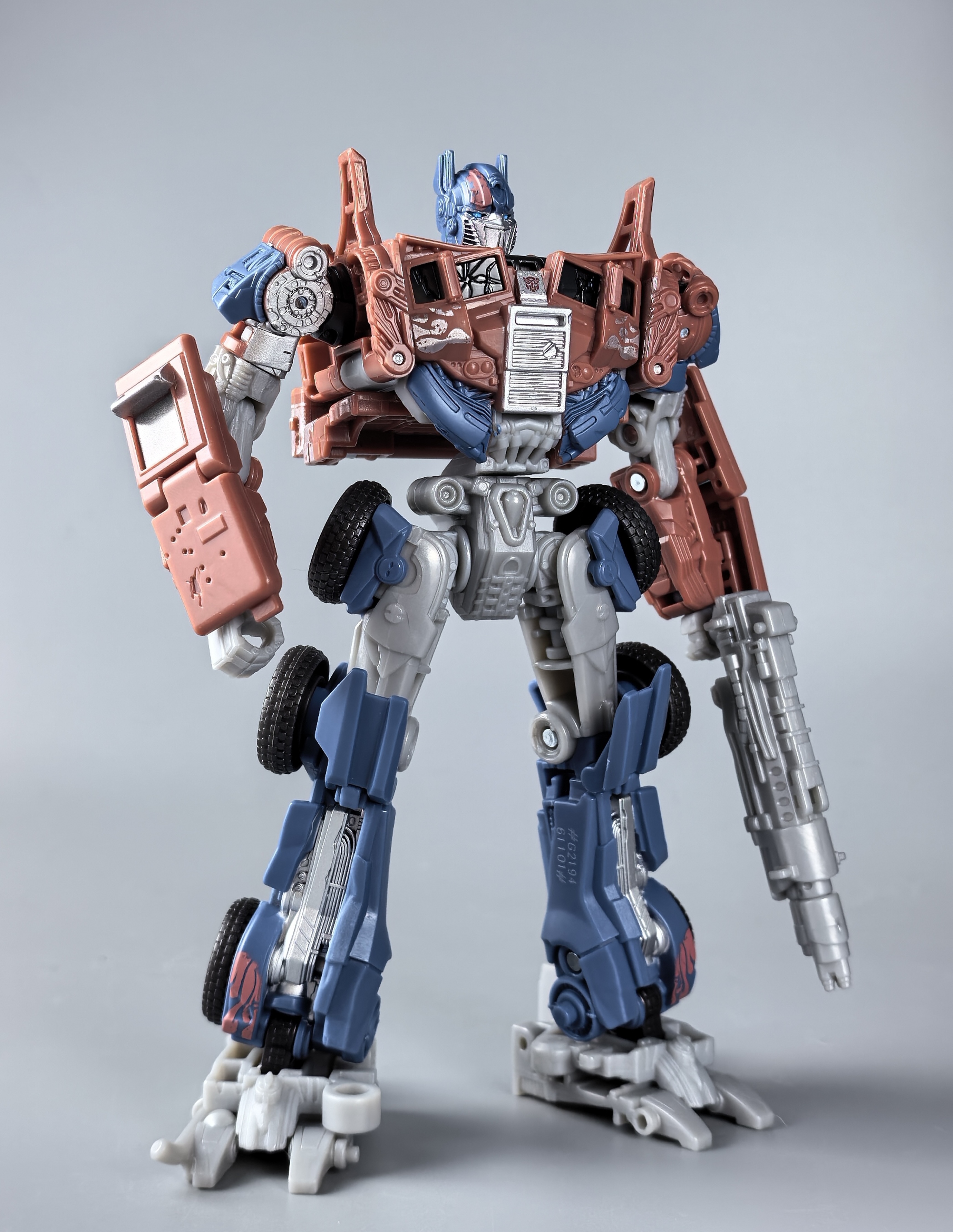 Daily Prime - AOE Evasion Mode Optimus Prime In-Hand Images For Transformers Studio Series Voyager 