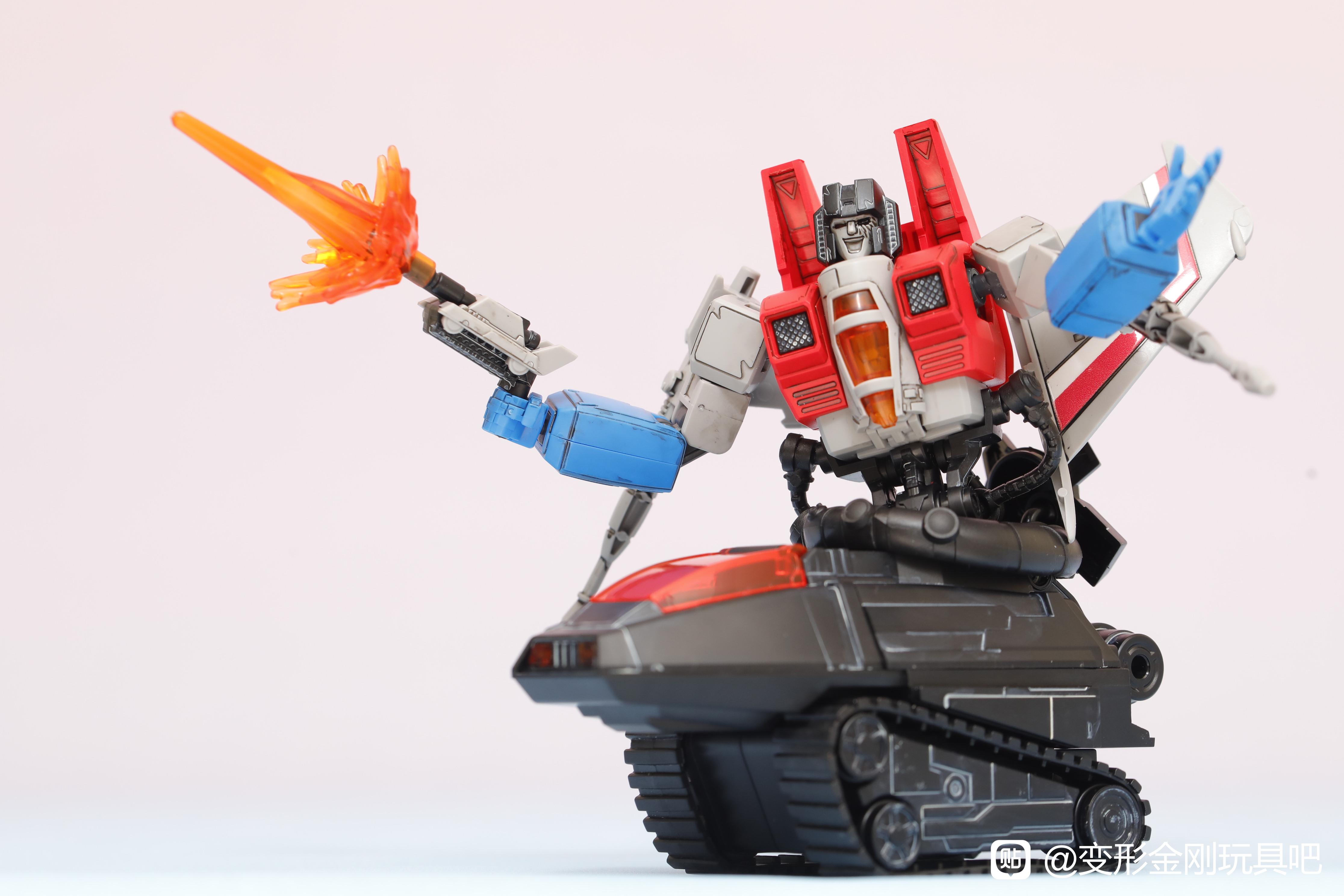 blokees-champion-class-energon-universe-starscream-and-hiss-tank-in-hand-(11).jpg