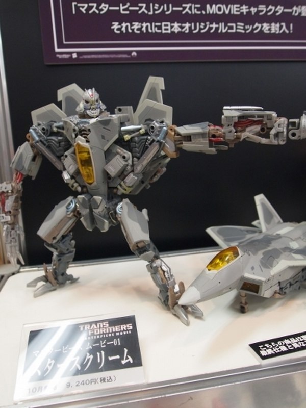 Masterpiece MPM-02 Bumblebee and MPM-01 Starscream at Christmas Toy Fair 2010