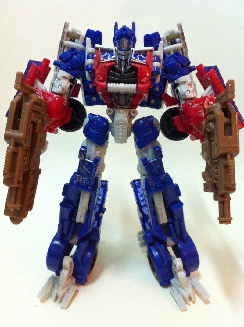 optimus prime voyager class dark of the moon