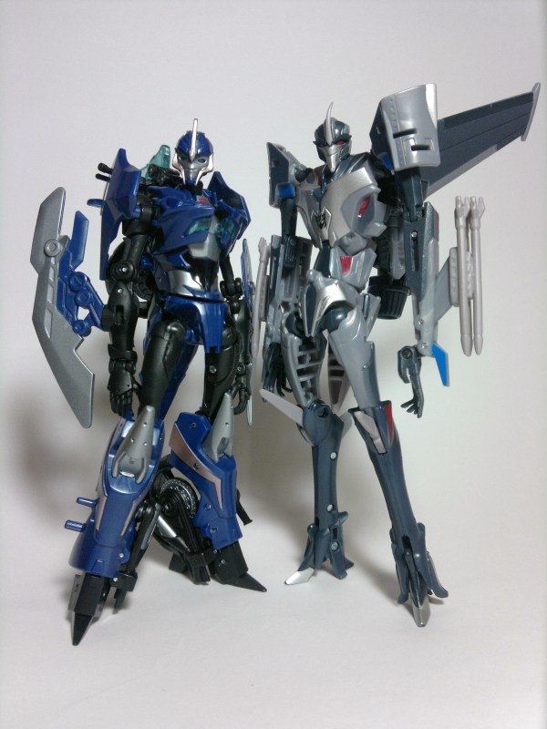 Transformers: Prime Arcee and Starscream In-Hand Images 