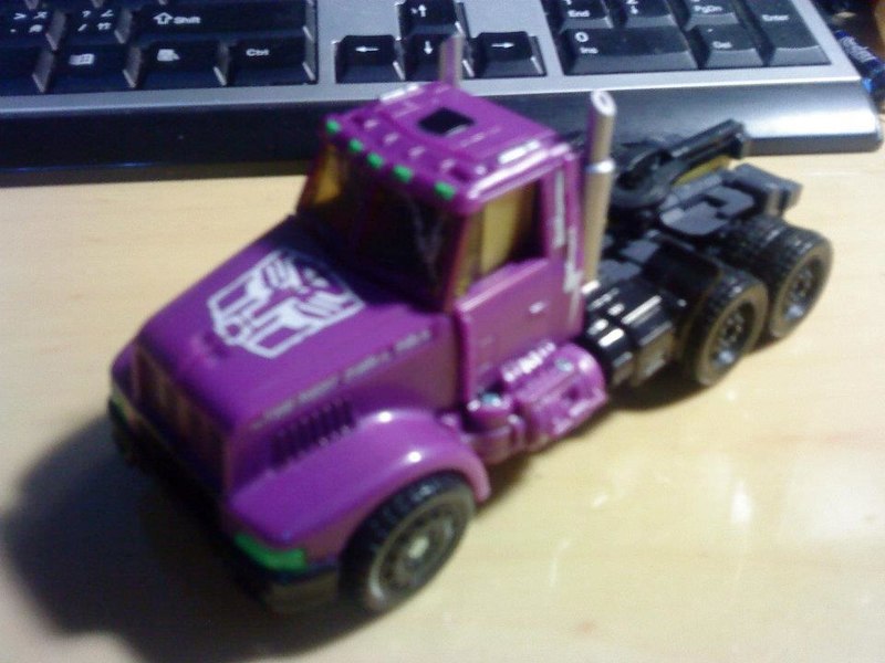 could this be the botcon 2012 exclusive shattered glass optimus prime