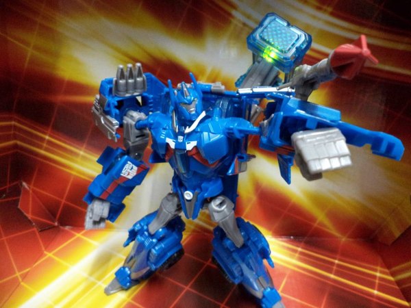 Transformers Listings Reveal Kickback, Sideswipe, Ultra Magnus, Skyquake and Thundertron Arrive in November