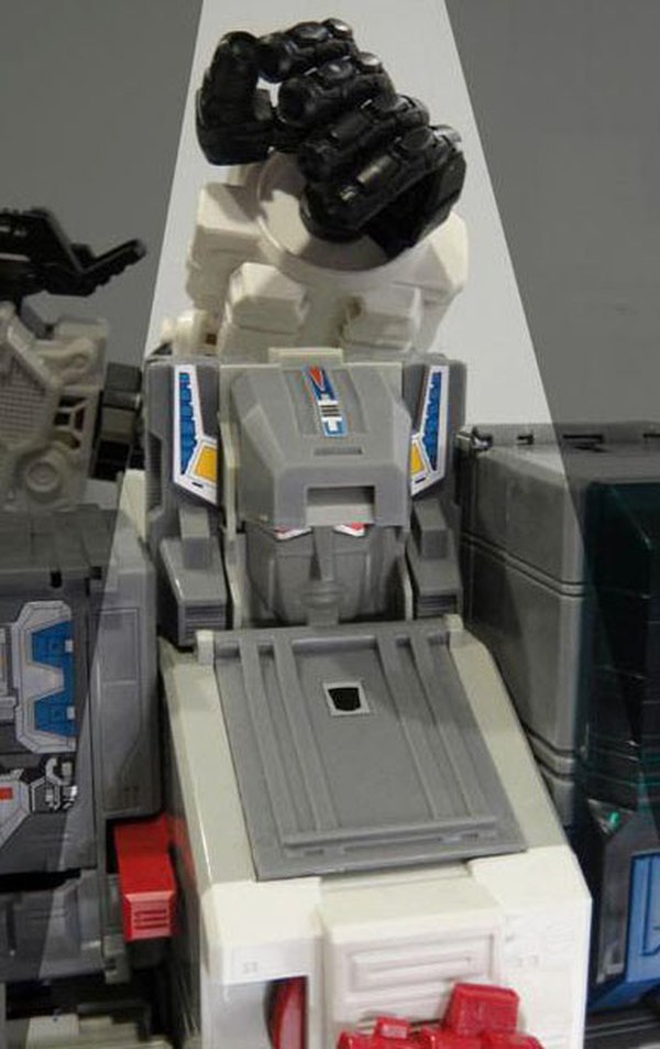 New Metroplex  Image Shows Transformers Generations Titan Class Reach Over Fortress Maxumus  (1 of 2)