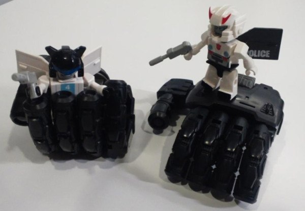 New Metroplex  Image Shows Transformers Generations Titan Class Reach Over Fortress Maxumus  (2 of 2)