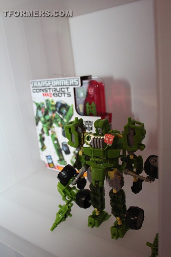 NYCC 2013   Transformers Construct Bots, Prime Beast Hunters And Metroplex Images  (2 of 17)