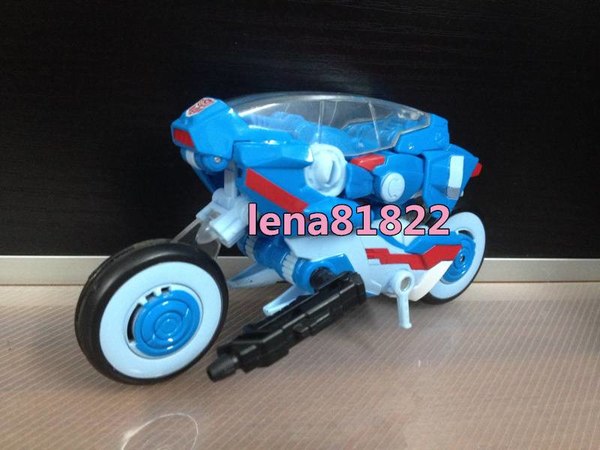 Deluxe Generations Chromia Out-of-Package Images