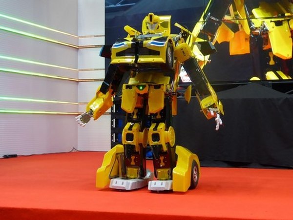 Tokyo Toy Show 2015 - TakaraTomy Shows Off Two Fully-Transforming Bumblebee Robots