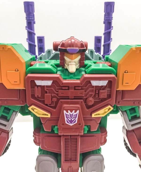 TFSS 4.0 Bludgeon - In-Hand Images Of Subscription Service Voyager Class Figure
