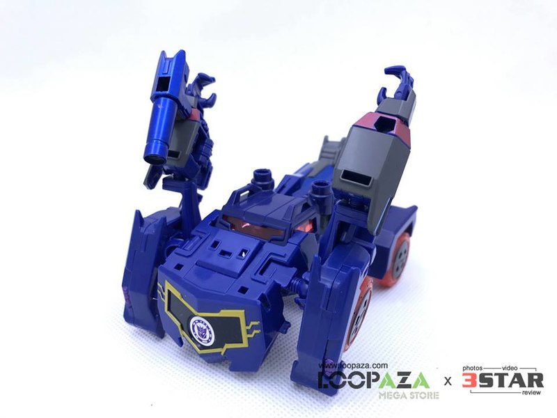 Vault Review: Transformers Prime Soundwave (Robots in Disguise