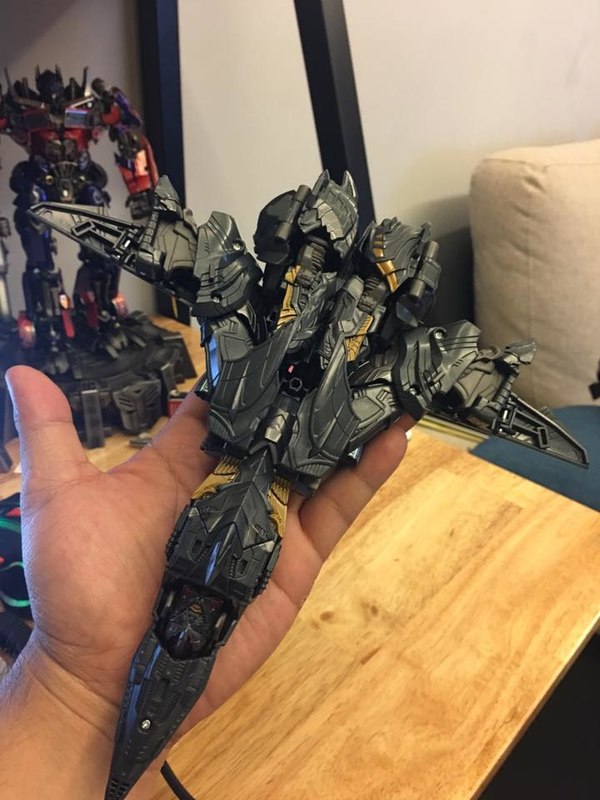 Transformers The Last Knight Premier Edition Hound And Megatron In Hand Photos 03 (3 of 15)