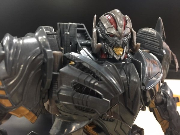 Transformers The Last Knight Premier Edition Hound And Megatron In Hand Photos 06 (6 of 15)
