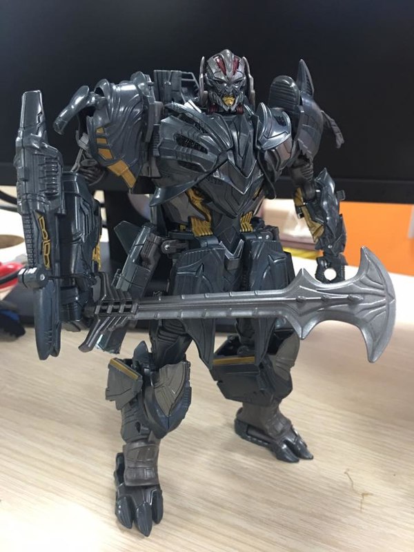 Transformers The Last Knight Premier Edition Hound And Megatron In Hand Photos 07 (7 of 15)