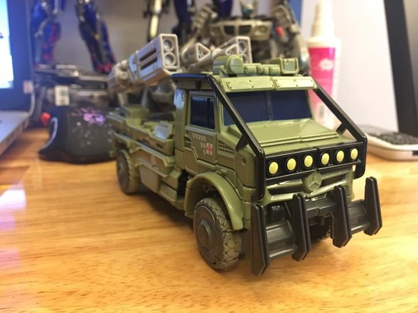 Transformers The Last Knight Premier Edition Hound And Megatron In Hand Photos 09 (9 of 15)