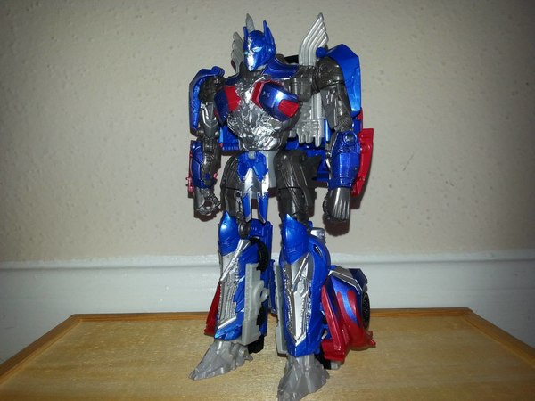 Transformers The Last Knight Voyager Optimus Prime In Hand Photos Of Premier Edition Figure 03 (3 of 14)