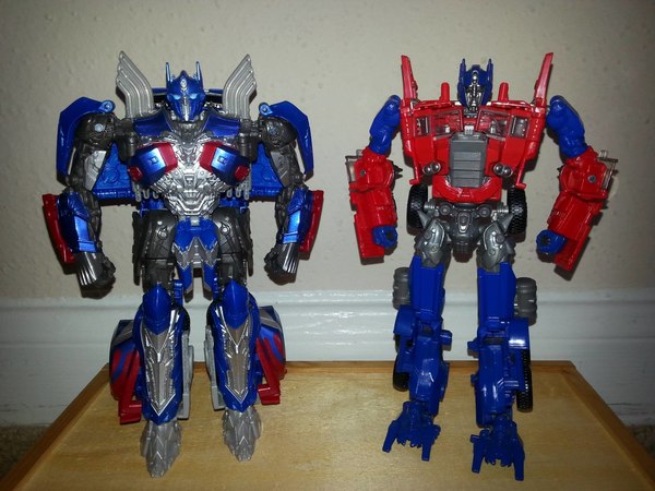 Transformers The Last Knight Voyager Optimus Prime In Hand Photos Of Premier Edition Figure 08 (8 of 14)