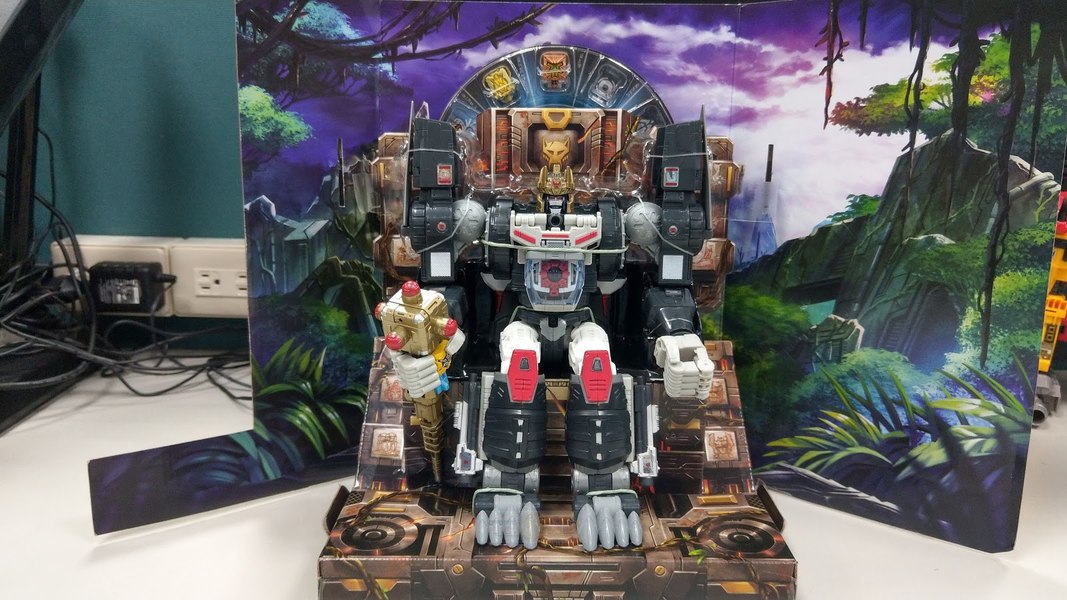 SDCC 2018 - Throne of The Primes In Hand Gallery of Exclusive Optimal Optimus Redeco