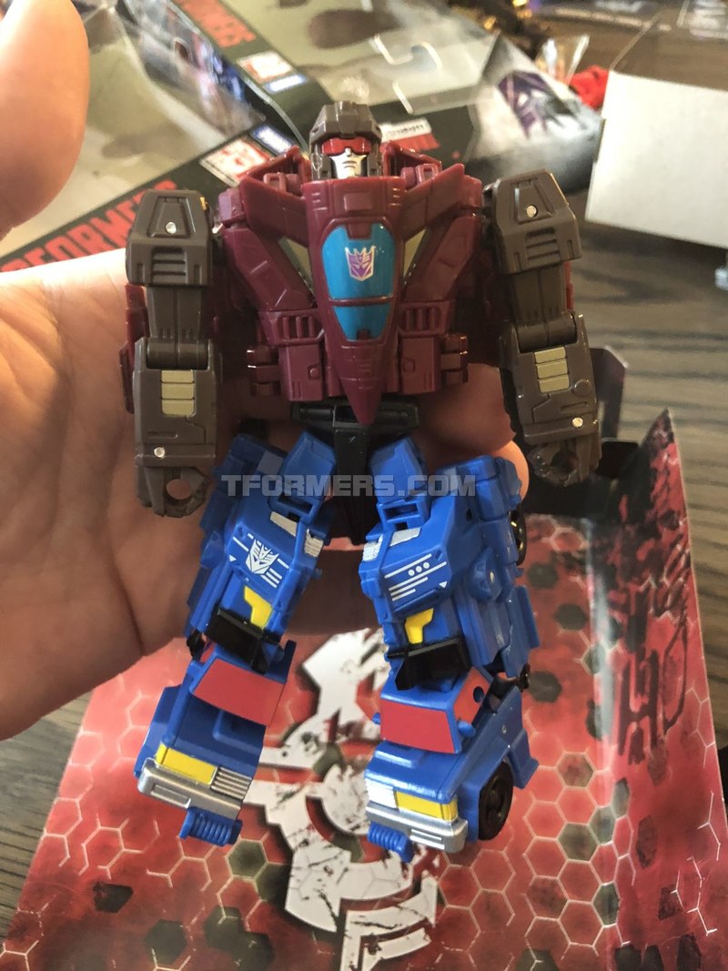 SIEGE Wave 1 Unboxing Preview - Hands-On With Transformers War For Cybertron Figures