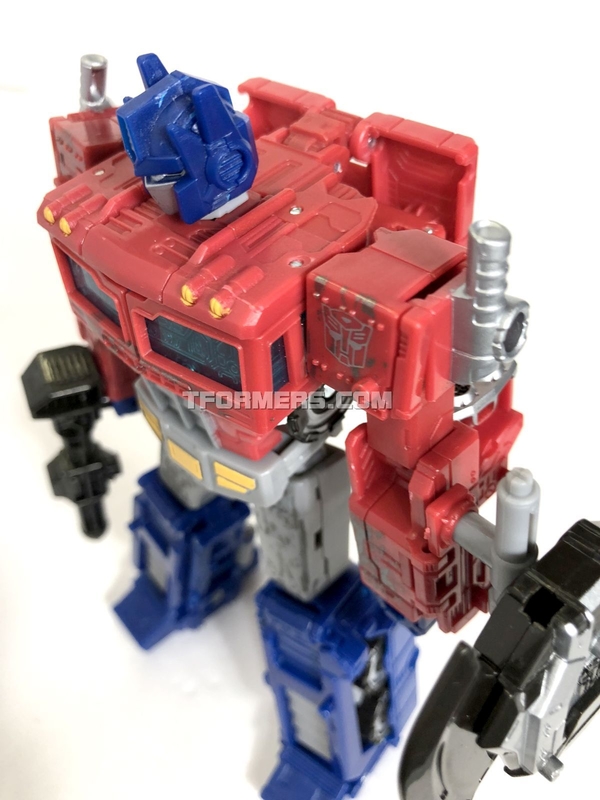 SIEGE Optimus Prime Voyagers Class