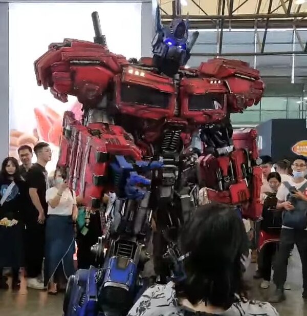 Wonder Festival 2020 Shanghai - GIANT Cosplay Optimus Prime!