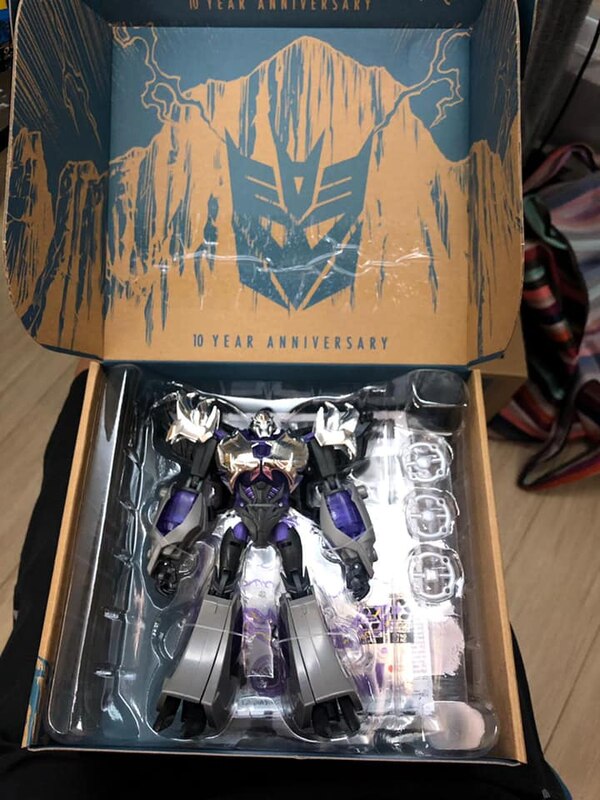 Transformers Prime HadesMegatron And War Breakdown Sets In Hand Images  (2 of 3)