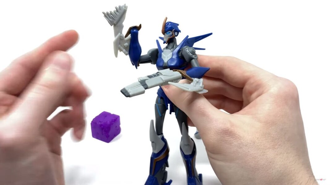 Transformers R.E.D Transformers Prime Arcee In-Hand Review by PrimeVsPrime