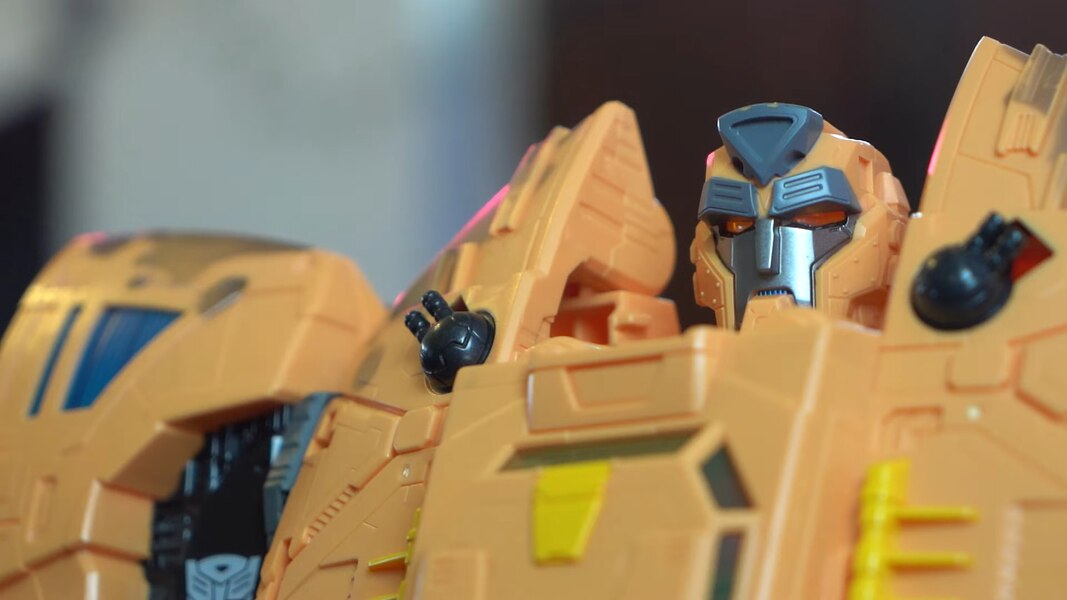 Transformers Kingdom Titan Autobot Ark In-Hand Unboxing