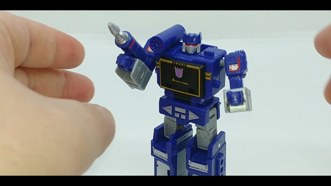 Chuck's Reviews Transformers Kingdom Core Class Soundwave