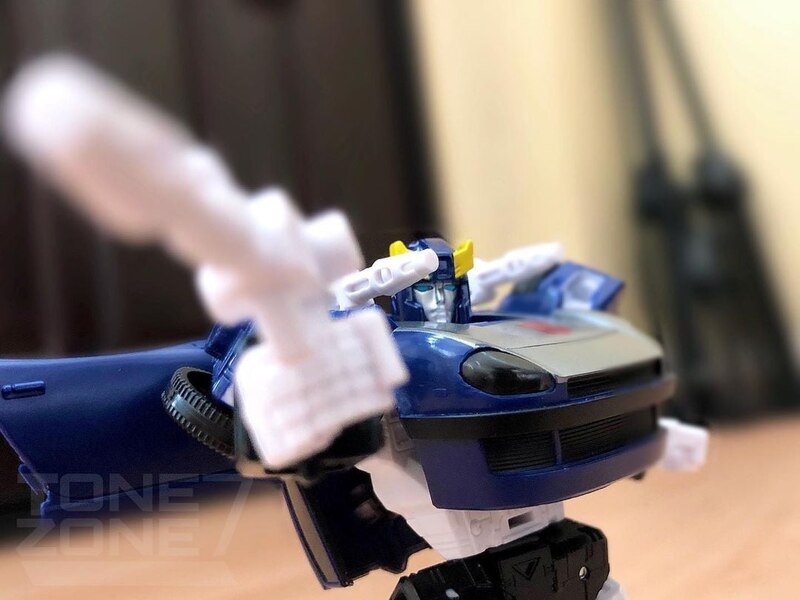 Transformers War for Cybertron Blue Silverstreak In-Hand Images