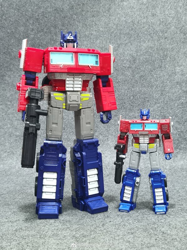 Iron Commander (Earthrise Optimus Prime) 12-inch Oversized Figure In-Hand Images