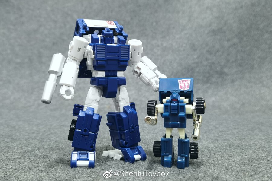 Transformers%20Kingdom%20Pipes%20In-Hand