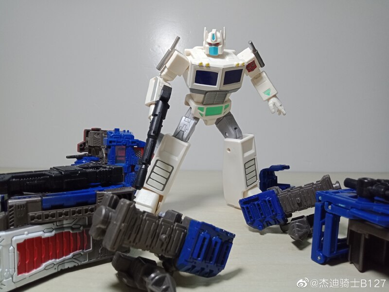 Transformers R.E.D Ultra Magnus And Knock Out In-Hand Images