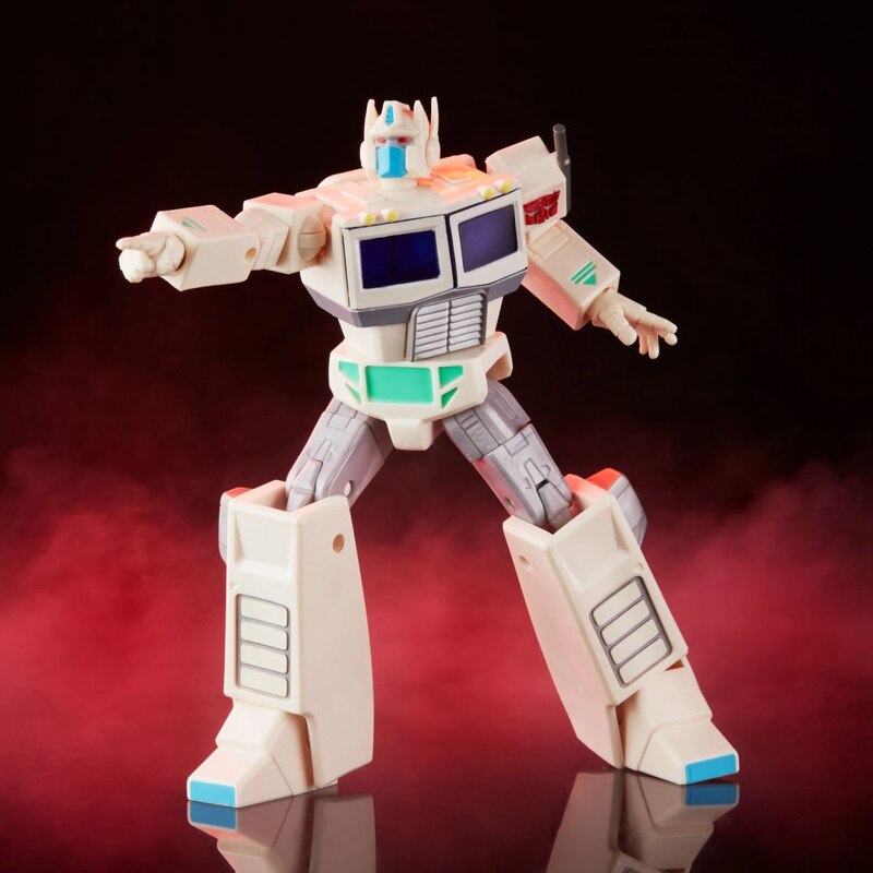 First Look at Transformers RED Ultra Magnus and Knockout