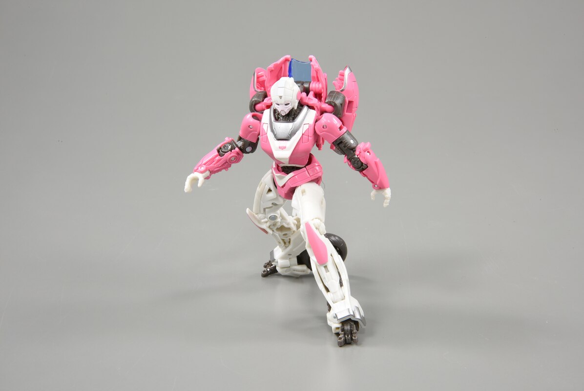Jin Saotome's Five Minute Toy Review: Transformers Prime Arcee Review