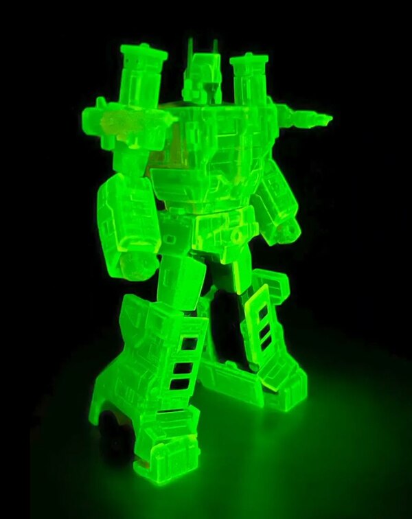 Newage Toys H28EXR Rhodes (Shining Ultra Magnus) Glows In the Dark!