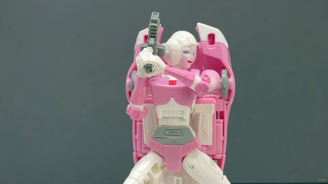 Transformers Studio Series 86 Arcee In Hand Image  (4 of 34)