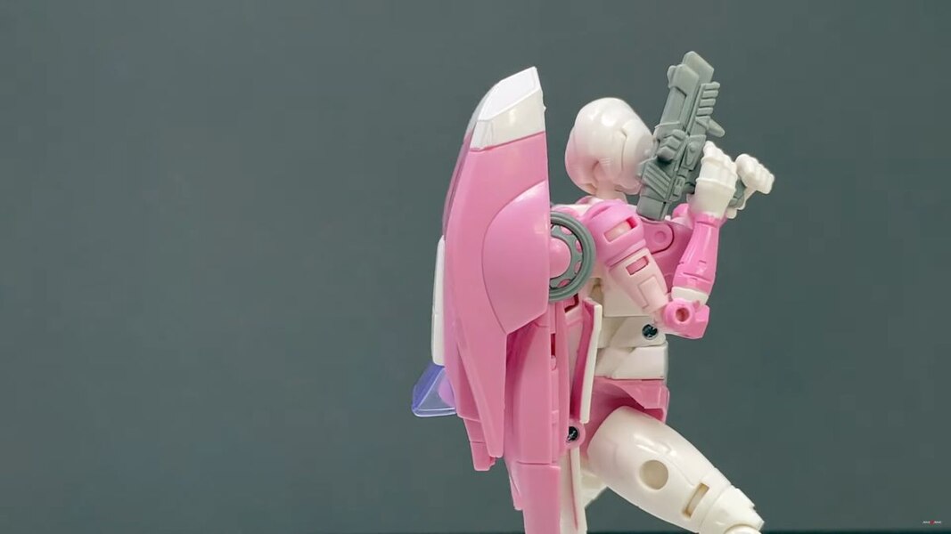 Transformers Studio Series 86 Arcee In Hand Image  (5 of 34)